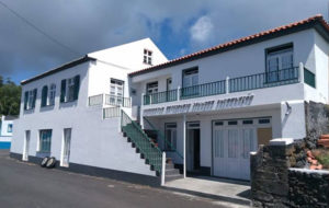 Fachada da cooperativa de artesanado, ilha de são jorge, explore são jorge